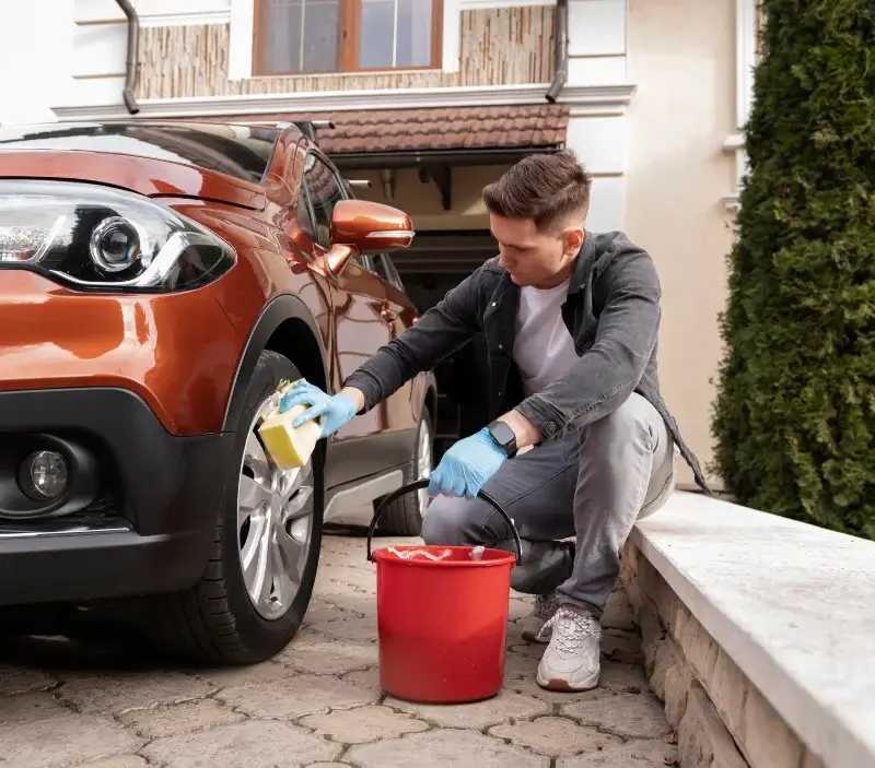 Lavage auto à domicile Tauriac : professionnel intervenant sur un véhicule